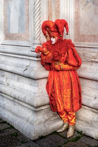 La sfilata dei costumi del Carnevale di Venezia 2026 davanti alla chiesa di San Zaccaria.