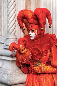 La sfilata dei costumi del Carnevale di Venezia 2026 davanti alla chiesa di San Zaccaria.
