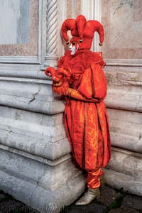 La sfilata dei costumi del Carnevale di Venezia 2026 davanti alla chiesa di San Zaccaria.