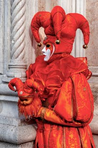 La sfilata dei costumi del Carnevale di Venezia 2026 davanti alla chiesa di San Zaccaria.