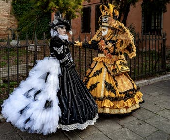 La sfilata dei costumi del Carnevale di Venezia 2026 davanti alla chiesa di San Zaccaria.