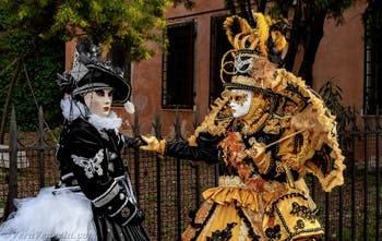La sfilata dei costumi del Carnevale di Venezia 2026 davanti alla chiesa di San Zaccaria.