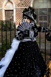 La sfilata dei costumi del Carnevale di Venezia 2026 davanti alla chiesa di San Zaccaria.