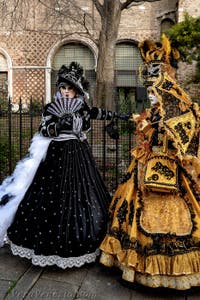 La sfilata dei costumi del Carnevale di Venezia 2026 davanti alla chiesa di San Zaccaria.