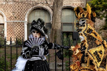 La sfilata dei costumi del Carnevale di Venezia 2026 davanti alla chiesa di San Zaccaria.