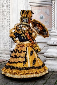 La sfilata dei costumi del Carnevale di Venezia 2026 davanti alla chiesa di San Zaccaria.