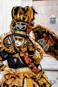 La sfilata dei costumi del Carnevale di Venezia 2026 davanti alla chiesa di San Zaccaria.
