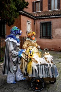 La sfilata dei costumi del Carnevale di Venezia 2026 davanti alla chiesa di San Zaccaria.