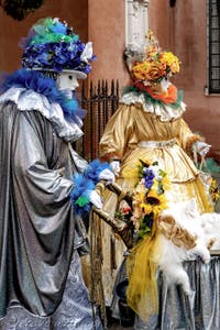 La sfilata dei costumi del Carnevale di Venezia 2026 davanti alla chiesa di San Zaccaria.