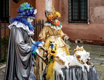 La sfilata dei costumi del Carnevale di Venezia 2026 davanti alla chiesa di San Zaccaria.