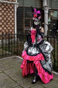 La sfilata dei costumi del Carnevale di Venezia 2026 davanti alla chiesa di San Zaccaria.