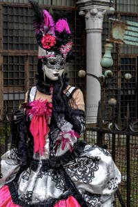 La sfilata dei costumi del Carnevale di Venezia 2026 davanti alla chiesa di San Zaccaria.