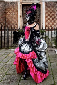 La sfilata dei costumi del Carnevale di Venezia 2026 davanti alla chiesa di San Zaccaria.