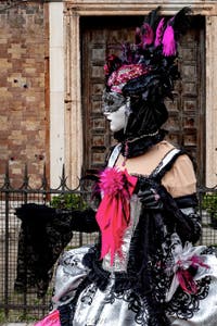 La sfilata dei costumi del Carnevale di Venezia 2026 davanti alla chiesa di San Zaccaria.