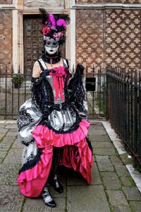 La sfilata dei costumi del Carnevale di Venezia 2026 davanti alla chiesa di San Zaccaria.