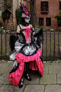 La sfilata dei costumi del Carnevale di Venezia 2026 davanti alla chiesa di San Zaccaria.