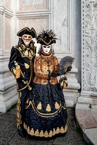 La sfilata dei costumi del Carnevale di Venezia 2026 davanti alla chiesa di San Zaccaria.