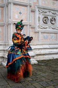 La sfilata dei costumi del Carnevale di Venezia 2026 davanti alla chiesa di San Zaccaria.
