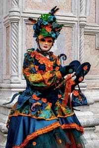La sfilata dei costumi del Carnevale di Venezia 2026 davanti alla chiesa di San Zaccaria.