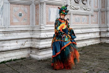 La sfilata dei costumi del Carnevale di Venezia 2026 davanti alla chiesa di San Zaccaria.