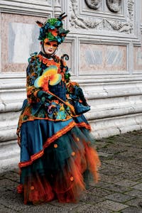 La sfilata dei costumi del Carnevale di Venezia 2026 davanti alla chiesa di San Zaccaria.