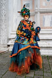 La sfilata dei costumi del Carnevale di Venezia 2026 davanti alla chiesa di San Zaccaria.