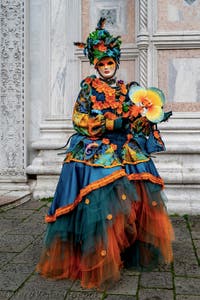 La sfilata dei costumi del Carnevale di Venezia 2026 davanti alla chiesa di San Zaccaria.