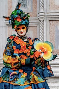 La sfilata dei costumi del Carnevale di Venezia 2026 davanti alla chiesa di San Zaccaria.