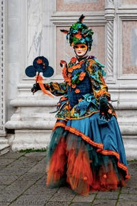 La sfilata dei costumi del Carnevale di Venezia 2026 davanti alla chiesa di San Zaccaria.