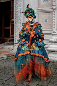 La sfilata dei costumi del Carnevale di Venezia 2026 davanti alla chiesa di San Zaccaria.