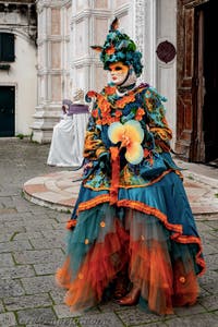 La sfilata dei costumi del Carnevale di Venezia 2026 davanti alla chiesa di San Zaccaria.