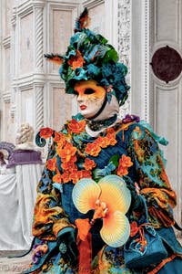 La sfilata dei costumi del Carnevale di Venezia 2026 davanti alla chiesa di San Zaccaria.