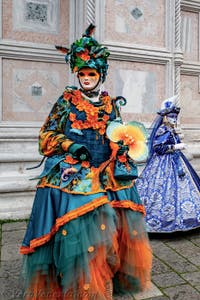 La sfilata dei costumi del Carnevale di Venezia 2026 davanti alla chiesa di San Zaccaria.