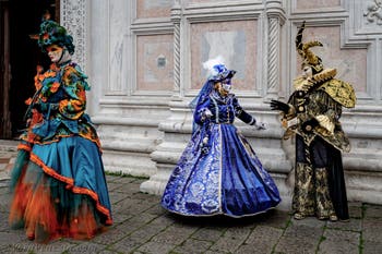 La sfilata dei costumi del Carnevale di Venezia 2026 davanti alla chiesa di San Zaccaria.