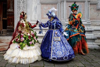 La sfilata dei costumi del Carnevale di Venezia 2026 davanti alla chiesa di San Zaccaria.