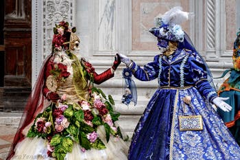 La sfilata dei costumi del Carnevale di Venezia 2026 davanti alla chiesa di San Zaccaria.