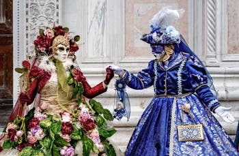 La sfilata dei costumi del Carnevale di Venezia 2026 davanti alla chiesa di San Zaccaria.