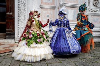 La sfilata dei costumi del Carnevale di Venezia 2026 davanti alla chiesa di San Zaccaria.