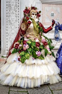 La sfilata dei costumi del Carnevale di Venezia 2026 davanti alla chiesa di San Zaccaria.