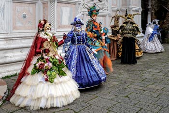 La sfilata dei costumi del Carnevale di Venezia 2026 davanti alla chiesa di San Zaccaria.