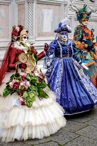 La sfilata dei costumi del Carnevale di Venezia 2026 davanti alla chiesa di San Zaccaria.