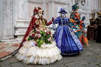 La sfilata dei costumi del Carnevale di Venezia 2026 davanti alla chiesa di San Zaccaria.