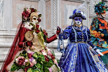 La sfilata dei costumi del Carnevale di Venezia 2026 davanti alla chiesa di San Zaccaria.