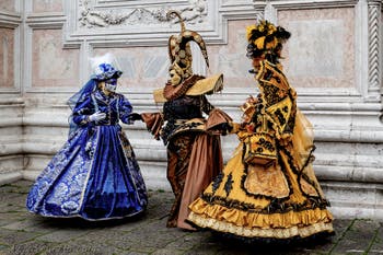 La sfilata dei costumi del Carnevale di Venezia 2026 davanti alla chiesa di San Zaccaria.