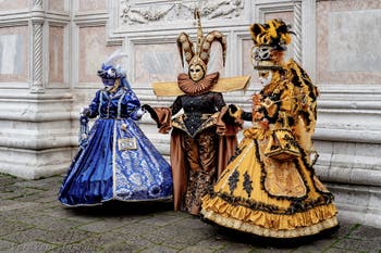 La sfilata dei costumi del Carnevale di Venezia 2026 davanti alla chiesa di San Zaccaria.