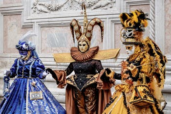 La sfilata dei costumi del Carnevale di Venezia 2026 davanti alla chiesa di San Zaccaria.