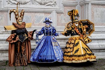 La sfilata dei costumi del Carnevale di Venezia 2026 davanti alla chiesa di San Zaccaria.