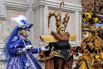 La sfilata dei costumi del Carnevale di Venezia 2026 davanti alla chiesa di San Zaccaria.