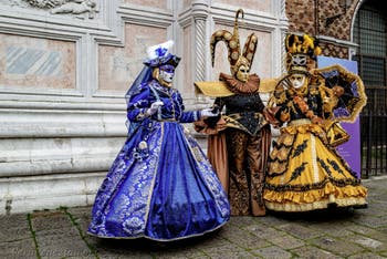 La sfilata dei costumi del Carnevale di Venezia 2026 davanti alla chiesa di San Zaccaria.
