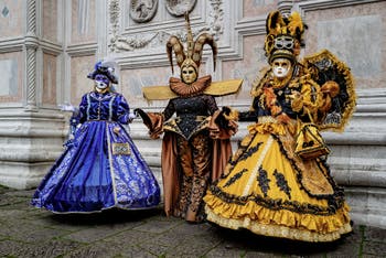 La sfilata dei costumi del Carnevale di Venezia 2026 davanti alla chiesa di San Zaccaria.
